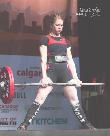 Femme Powerlifter en compétition