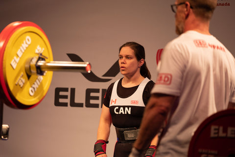 Femme Powerlifter se préparant à soulever