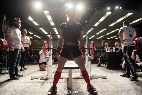 Femme Powerlifter se préparant pour Benchpress