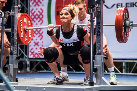 Dynamophilie féminine accroupie en compétition