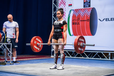 Femme Powerlifter à la compétition