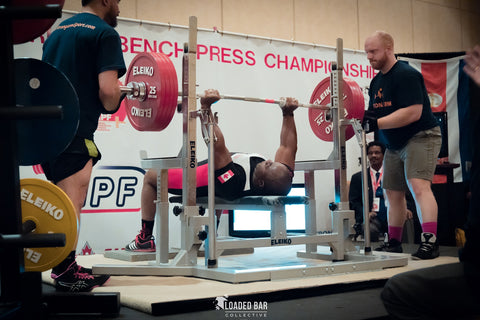 Powerlifter masculin étant couvert de craie de gym avant le levage