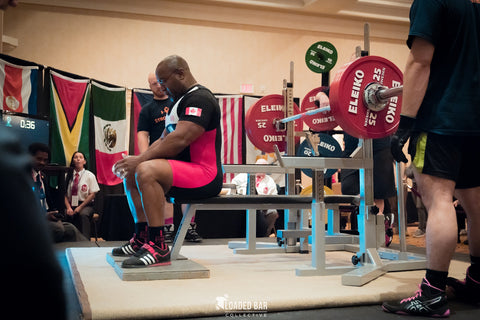 Powerlifter masculin se préparant à soulever