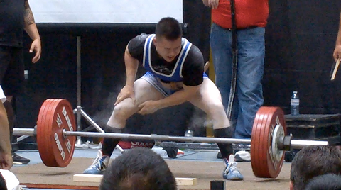 Powerlifter masculin se préparant à soulever