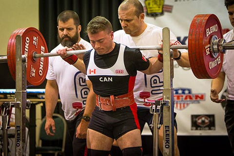 Powerlifter masculin se préparant à soulever