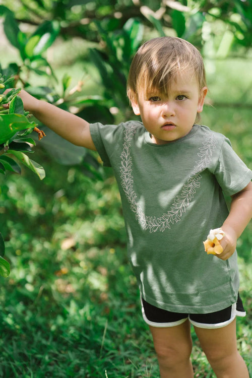 Mahina Made Keiki Lei Pua Melia Keiki Tee in Nahele sungkyulgapa