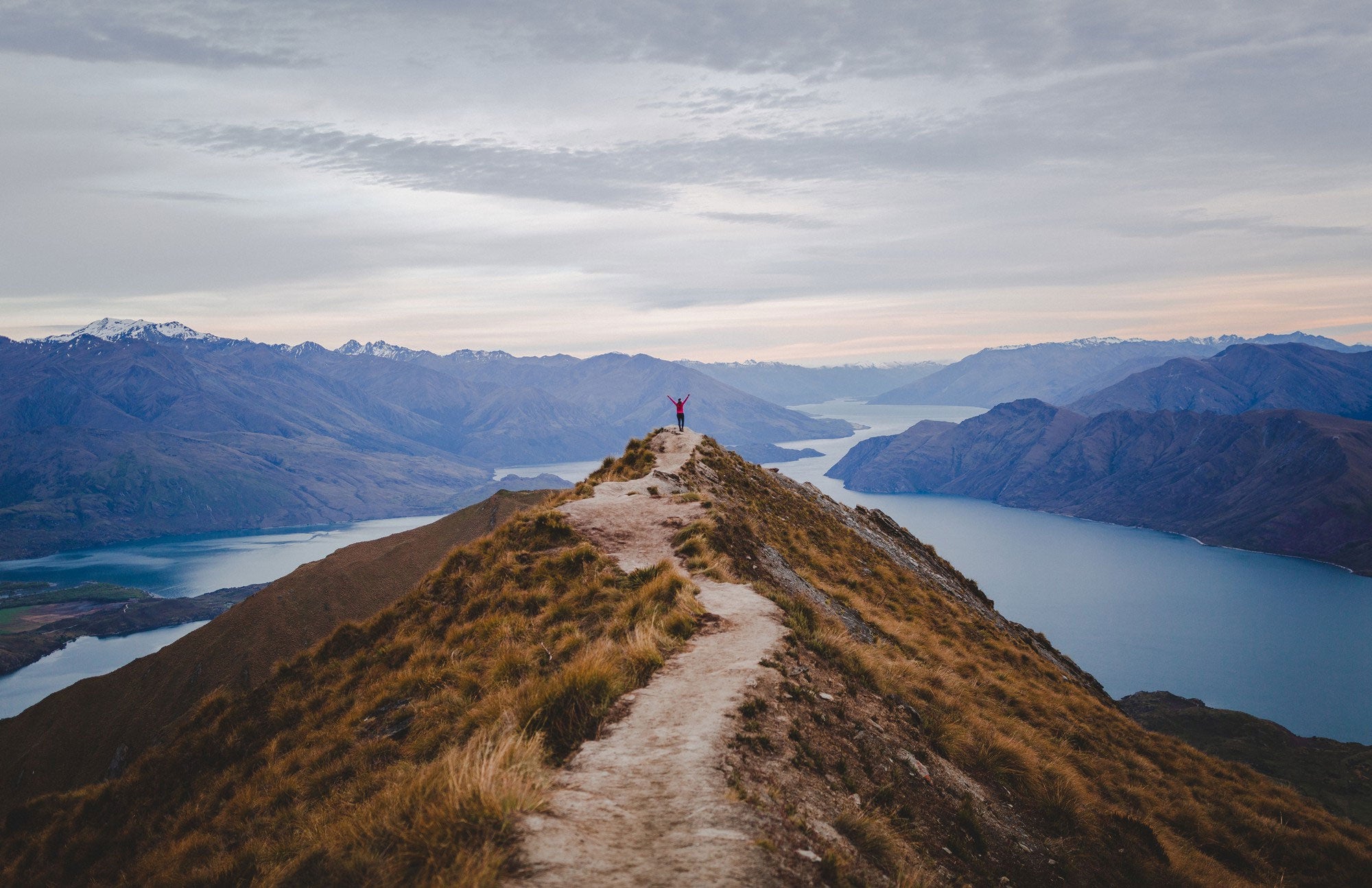 3-A-traveler-in-merino-clothes-for-women-stands-atop-a-cliff-in-New-Zealand-