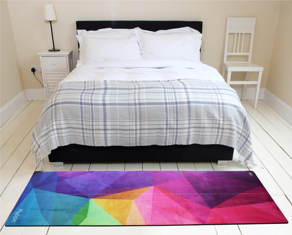Camera da letto con tappetino neometrico pliopico