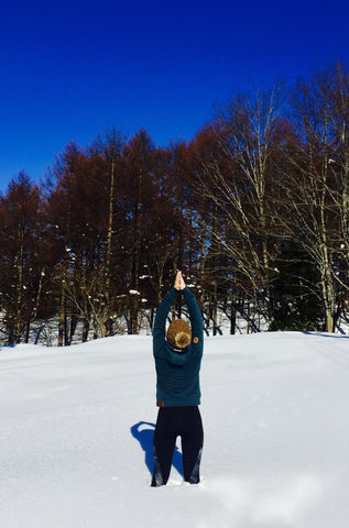 Ski-Yoga-Sonnengruß-Pose