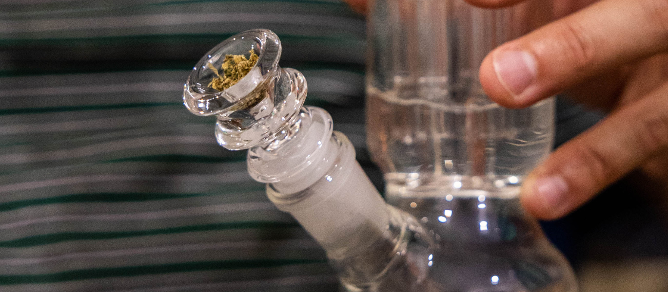 Glass cone piece in bong
