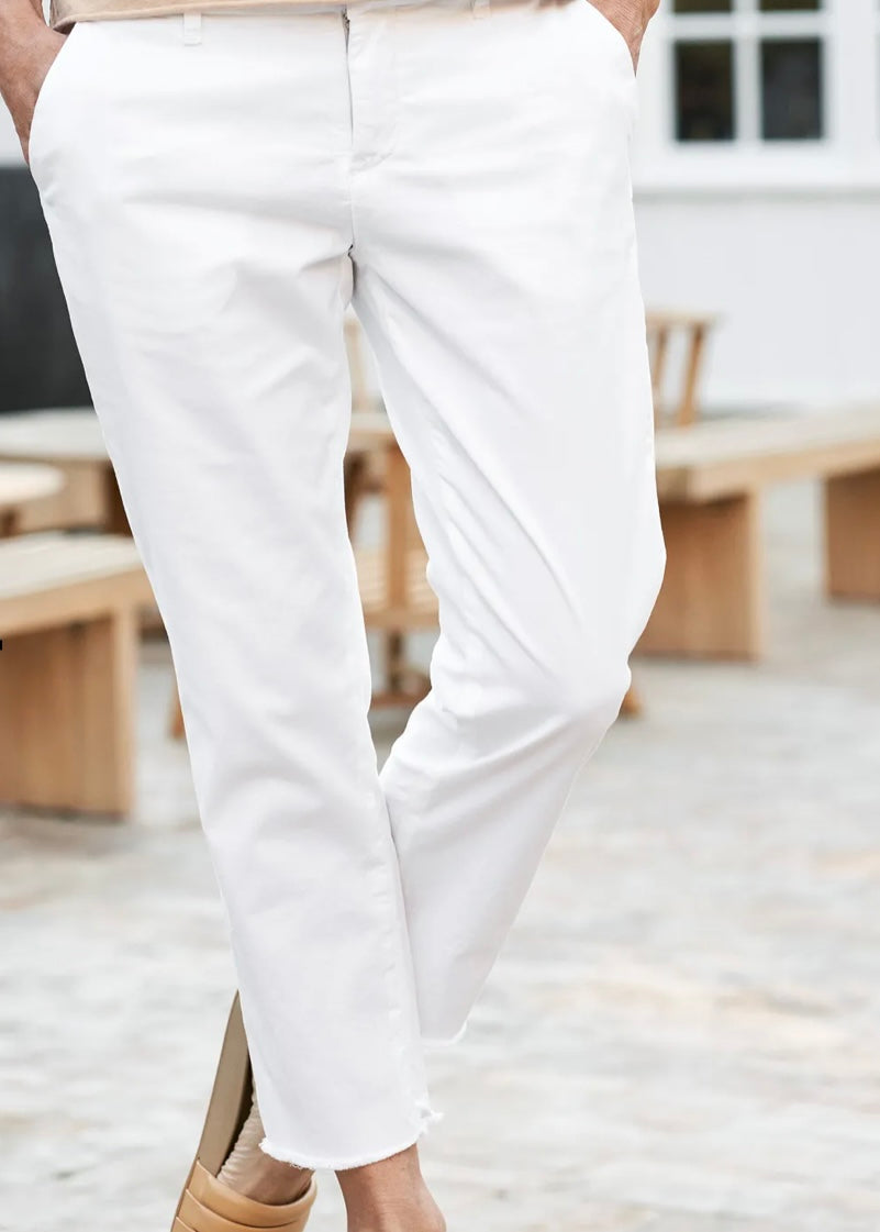 Frank & Eileen | Wicklow Italian Performance Twill in White - The Phoenix