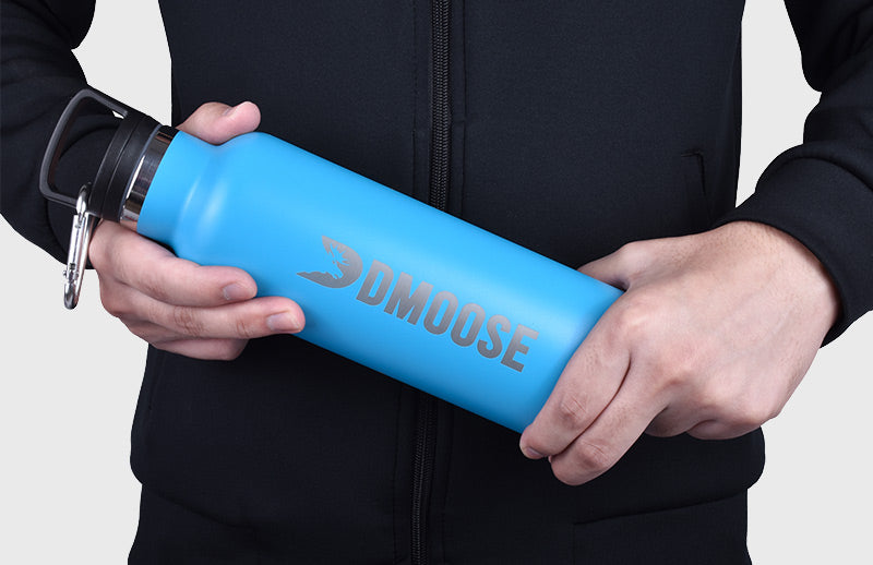 A man showing grip of DMoose vacuum insulated bottle