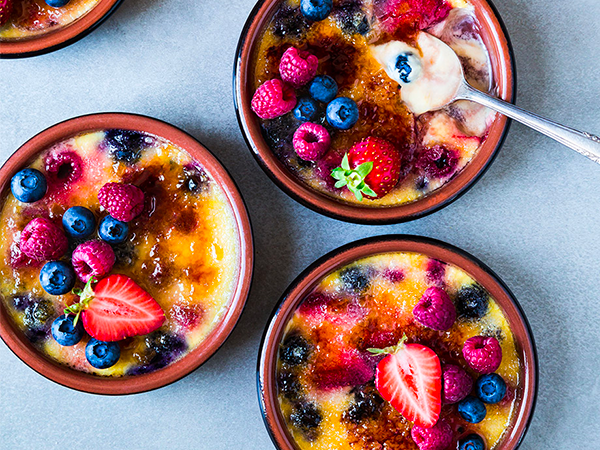 Crème brûlée with 3 berries