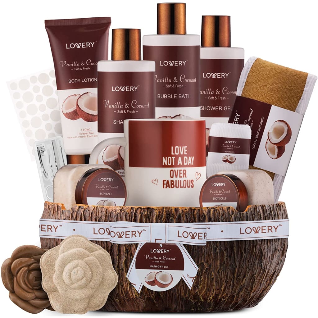 https://cdn.shopify.com/s/files/1/1502/5442/products/mens-gift-set-coconut-bath-shower-basket-gifts-for-dad-20pc-spa-kit-men-coffee-mugs-jode-ian-544_1600x.jpg?v=1655909173