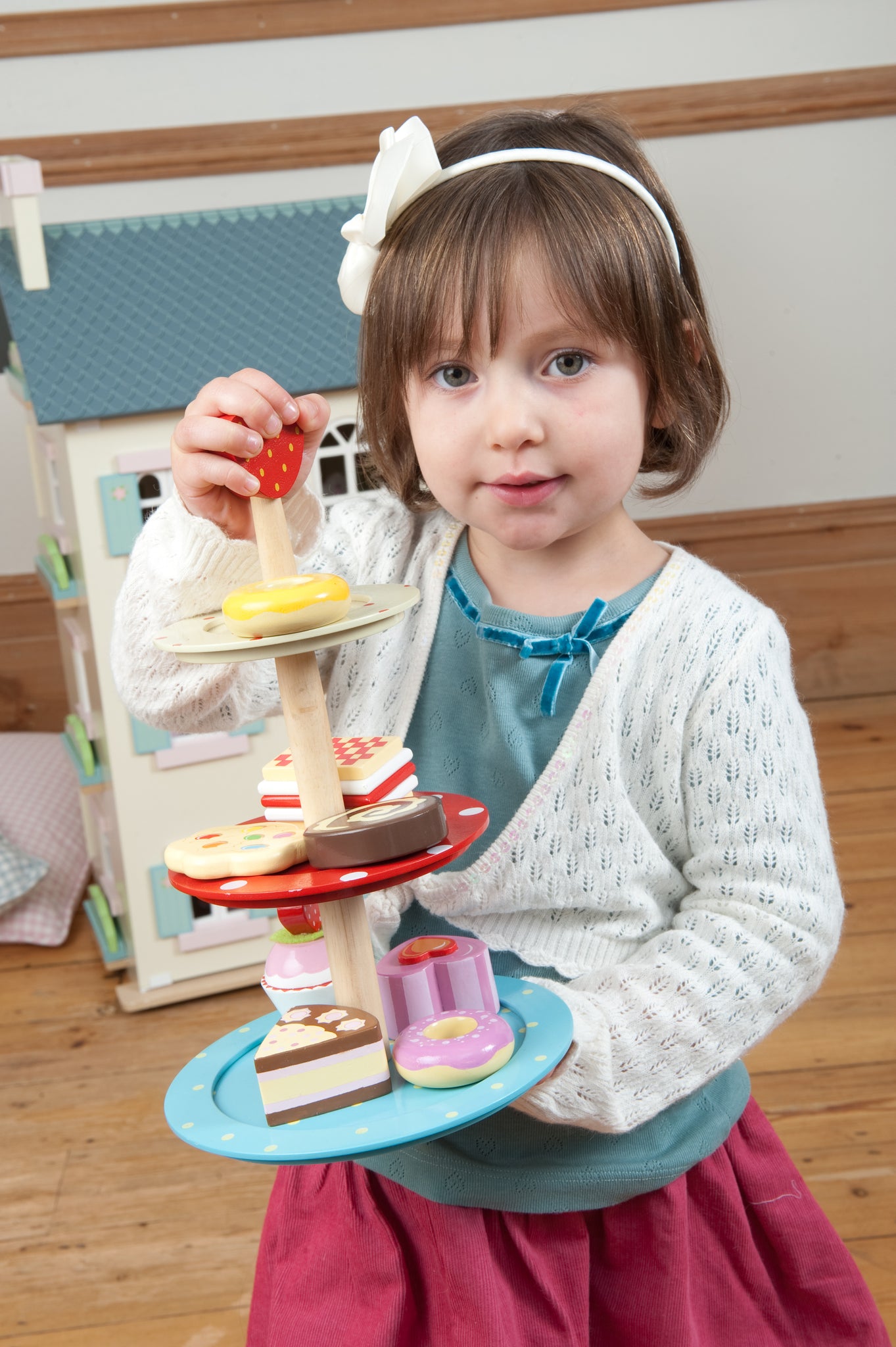 le toy van cake stand