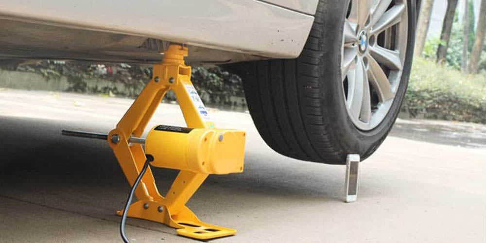 Car jack for changing a tire on a car or suv