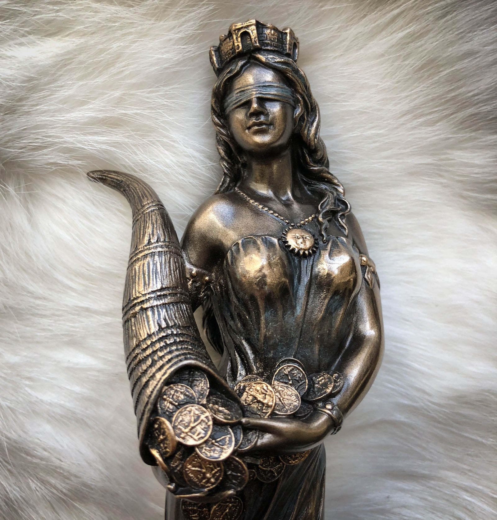 Богиня Фортуна с рогом изобилия