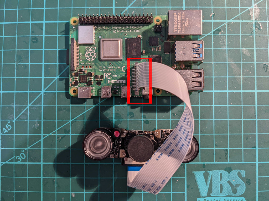 Abbildung 1: Die Kamera mit dem Raspberry Pi verbunden