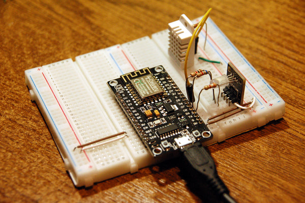 Abbildung 1: Der DHT22-Client mit einem ESP8266 Node-MCU C3