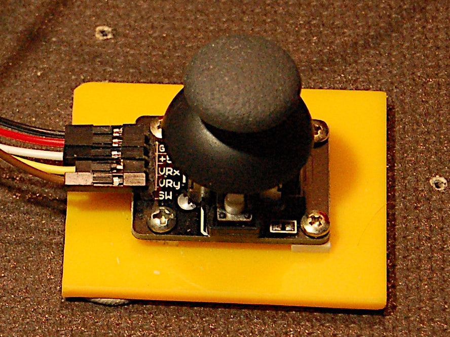 Abbildung 12: Joystick auf Bodenplatte montiert