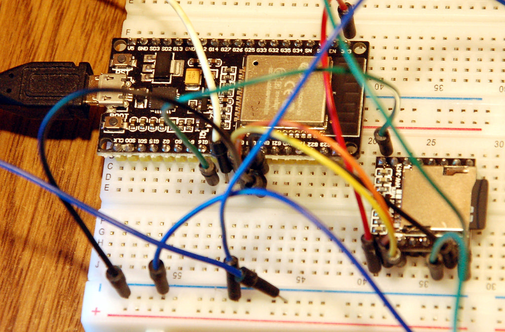 Schnell und einfach selbst gebaut: LED-Laufschrift mit WLAN und ESP32