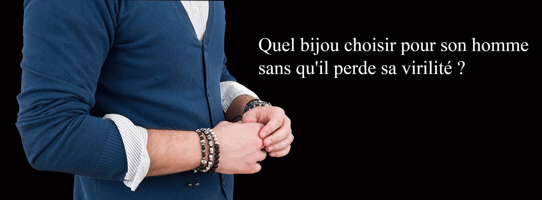 Homme qui portent plusieurs bracelets punks