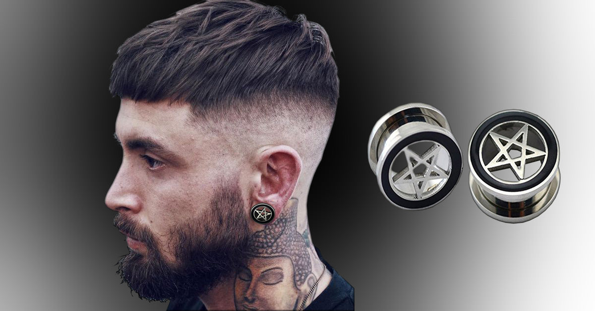 Homme avec boucles d'oreilles type écarteur