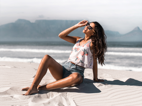 THISGUY POLARIZED WOODEN SUNGLASSES - MELISSA ON BLOUBERG BEACH