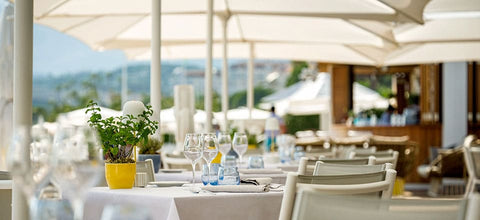 verre à vin en cristal table du carlon beach club cannes