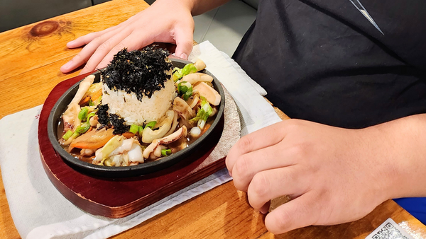 以賽亞在 Sarang Kitchen 的餐點 - 炒魷魚配海藻覆蓋的米飯