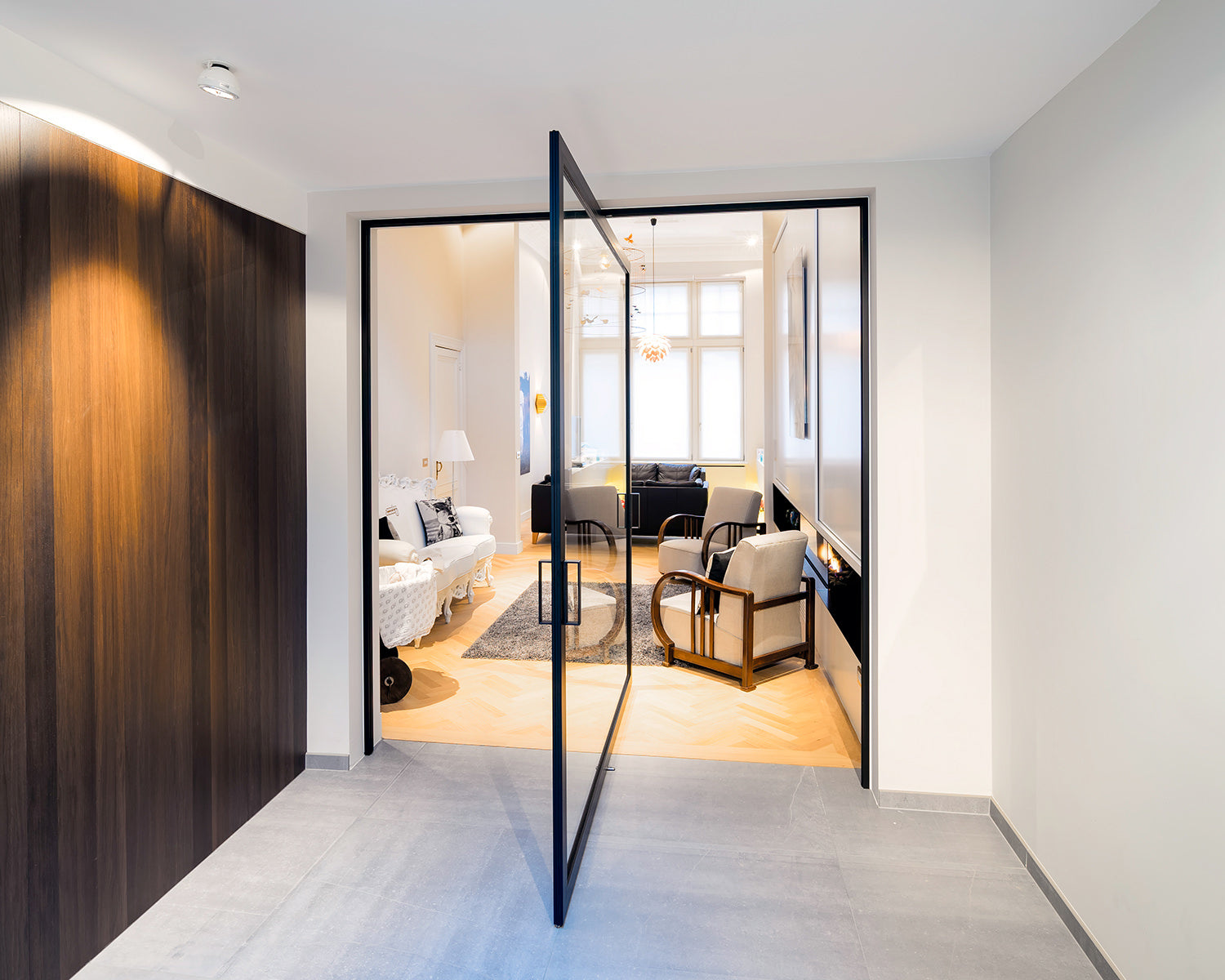 Central axis pivot door with 360° functionality