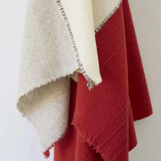 Safra Tejidos - Manta de pura lana merino ideal para combatir el frío - - -  - - #tejido #tejidosartesanales #tejidoartesanal #hechomano #tejidoamano  #handmade #piedecama #mantas #puralana
