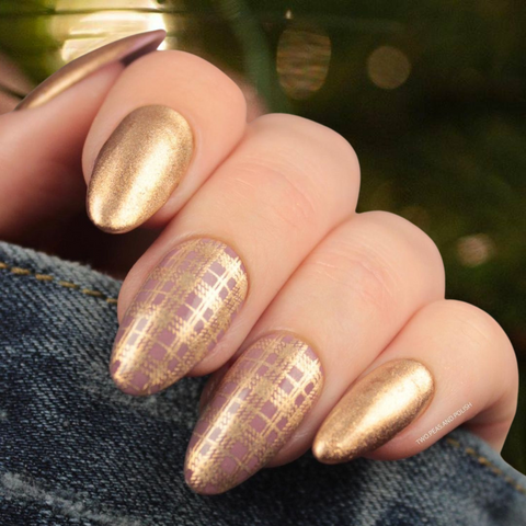 Shimmering Gold Plaid Nails: Winter Nail Ideas / Winter Manicure