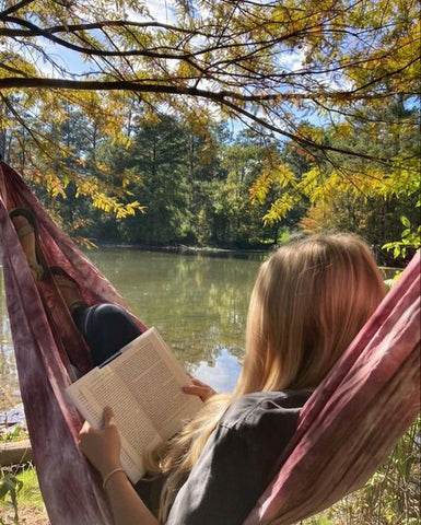 girl reading a book in a hammock even the beach fun way own clothes diy projects