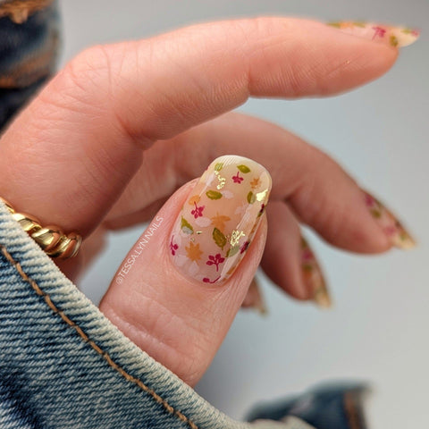 Stunning Spring Foliage Nails: Soft and Chic Spring Manicure Ideas