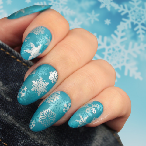 The 42 Nail Trends to Wear for Winter 2021 : Negative Space Shimmery Indigo  Nails
