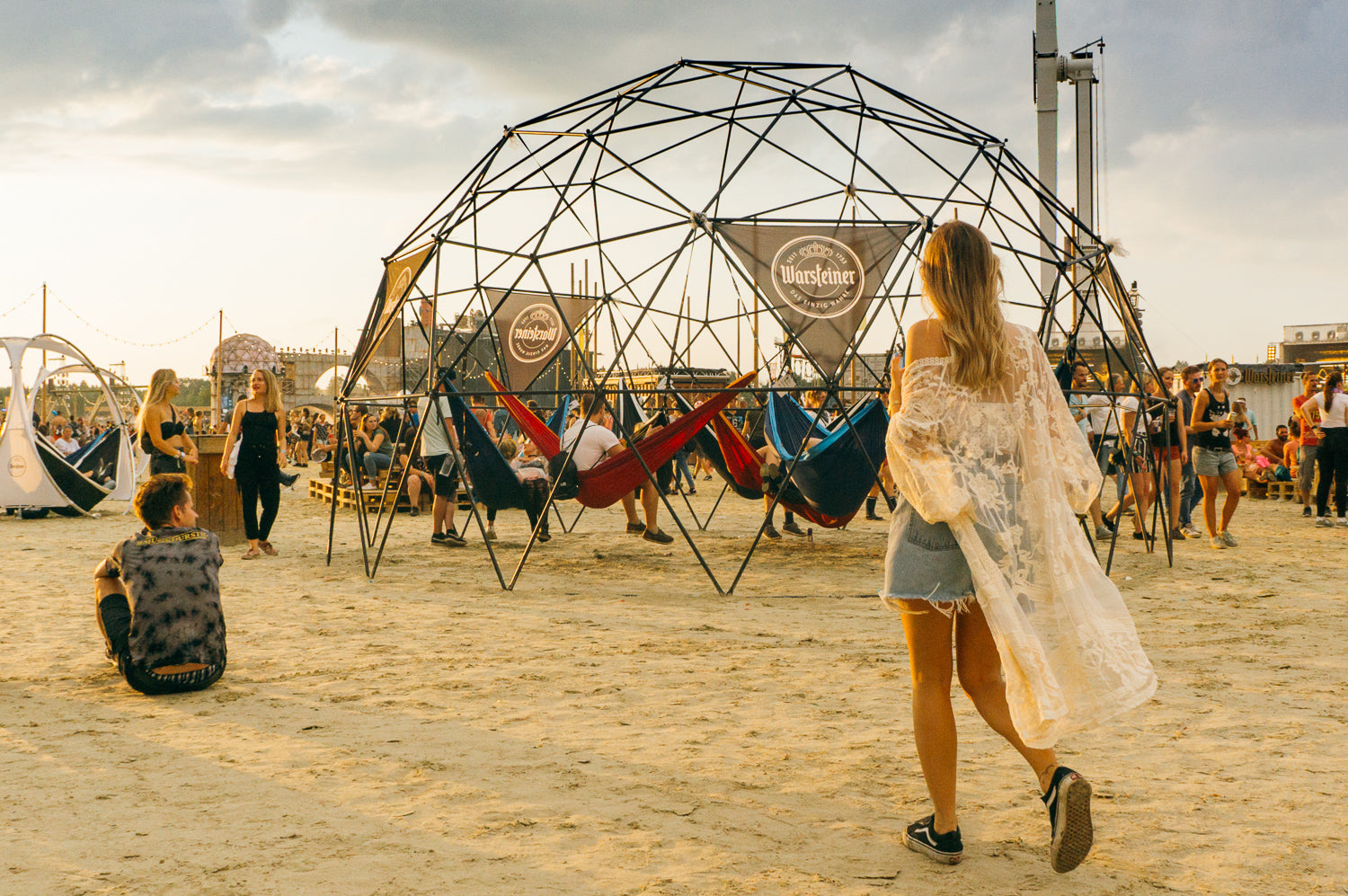 Frau auf Festival HÄNG Dome im Hintergrund