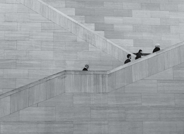 Männer laufen eine Steintreppe hoch. 