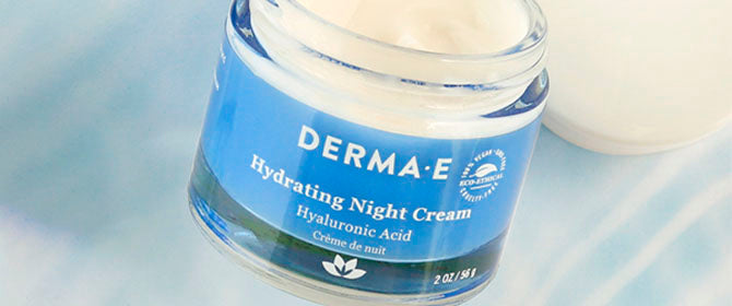 Primer plano de la Crema Hidratante de Noche de Derma E