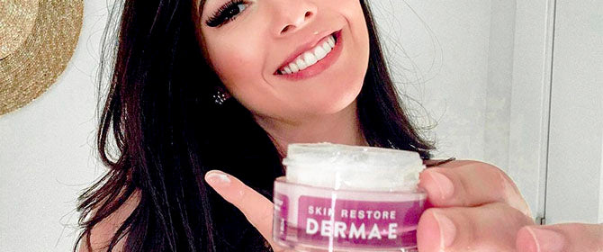 Mujer sosteniendo la crema para los ojos Skin Restore