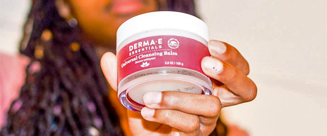 Personne tenant le Baume Nettoyant Universel de Derma E