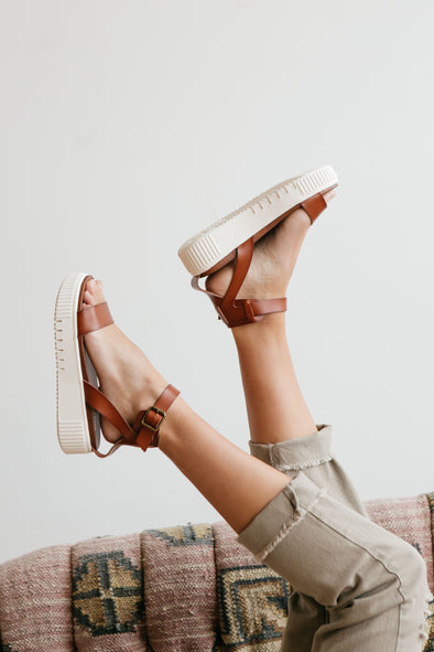 MIA Lunna Sandal in Cognac – ROBBIE + CO.