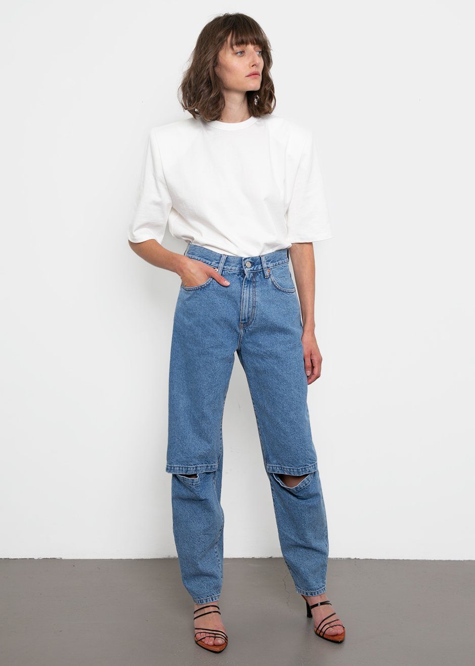 knee open jeans