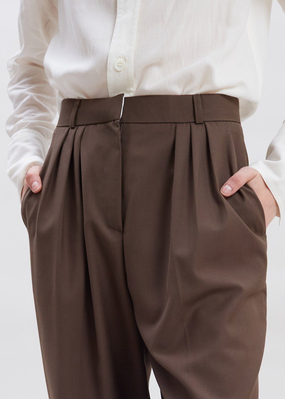 Straight Leg Pleat Front Trousers in Dark Chocolate – The Frankie Shop