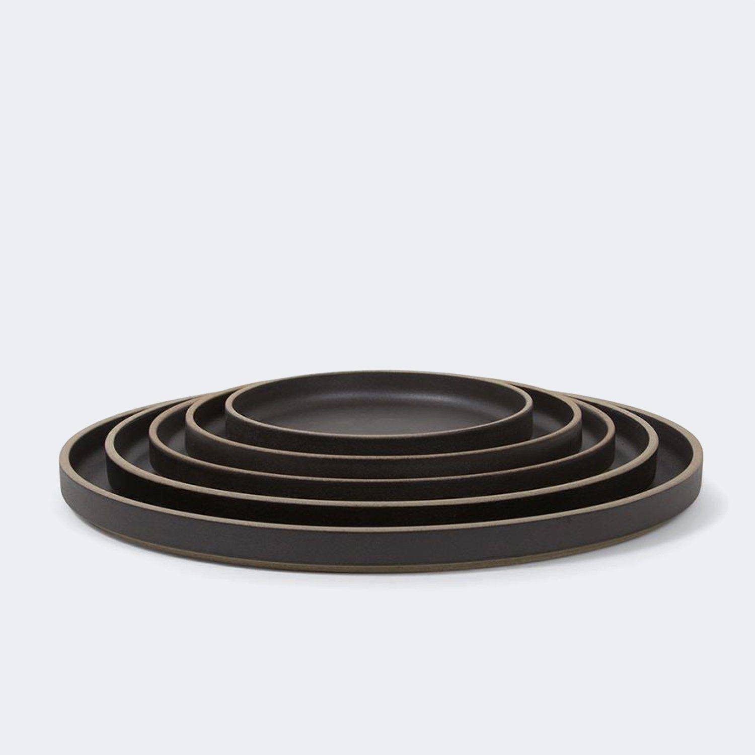 https://cdn.shopify.com/s/files/1/1527/1715/products/hasami-porcelain-plate-in-black-kanso-352686.jpg?v=1686238981&width=1500