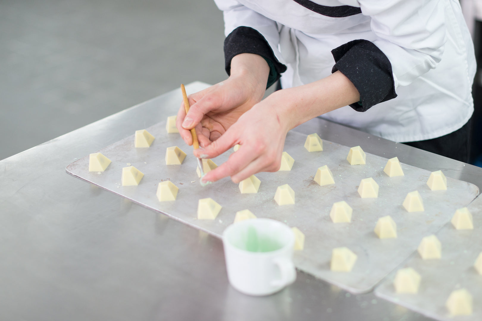 pars_pralinen_demel_konditorei_braut_hochzeit_nobelhochzeit_sterneküche_schokolade_firmen_geschenk_workshop_kristiane_kegelmann_bildhauerin_künstlerin_catering_buffet_dessert_berlin_wien_fotocredit_Pujan Shakupa