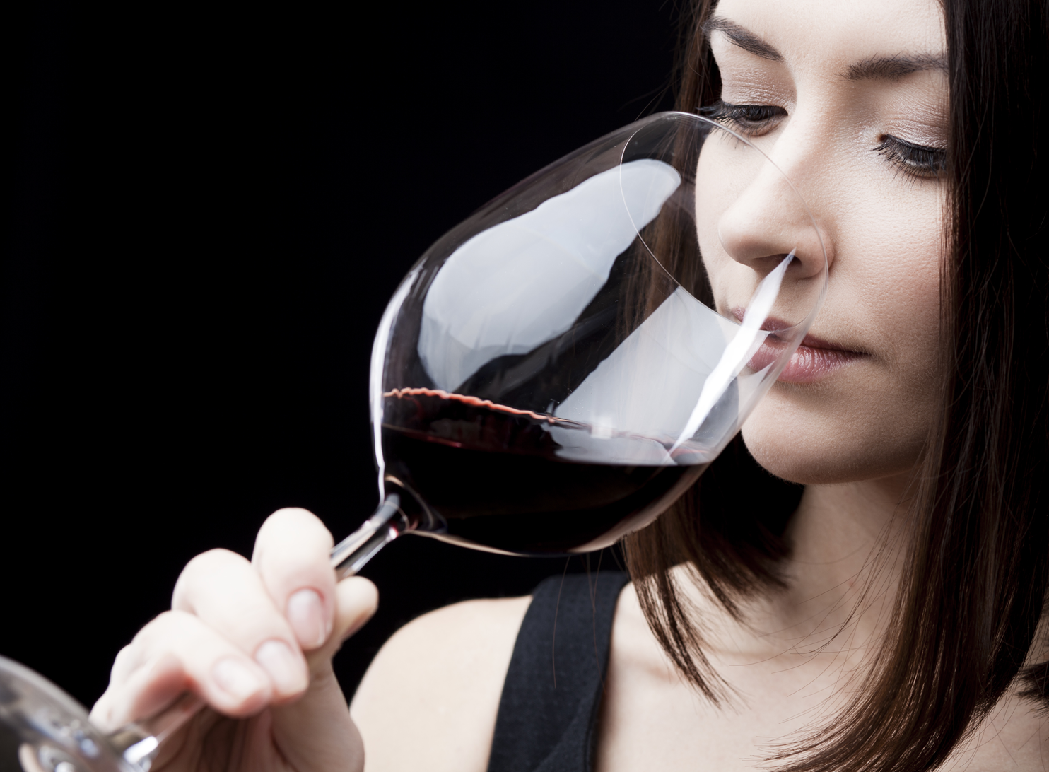 ワイングラスの持ち方 ステムを持つのは間違い という説は本当 仕事も人生も豊かにするワイン社交術vol 01 Fumikoda Journal フミコダ
