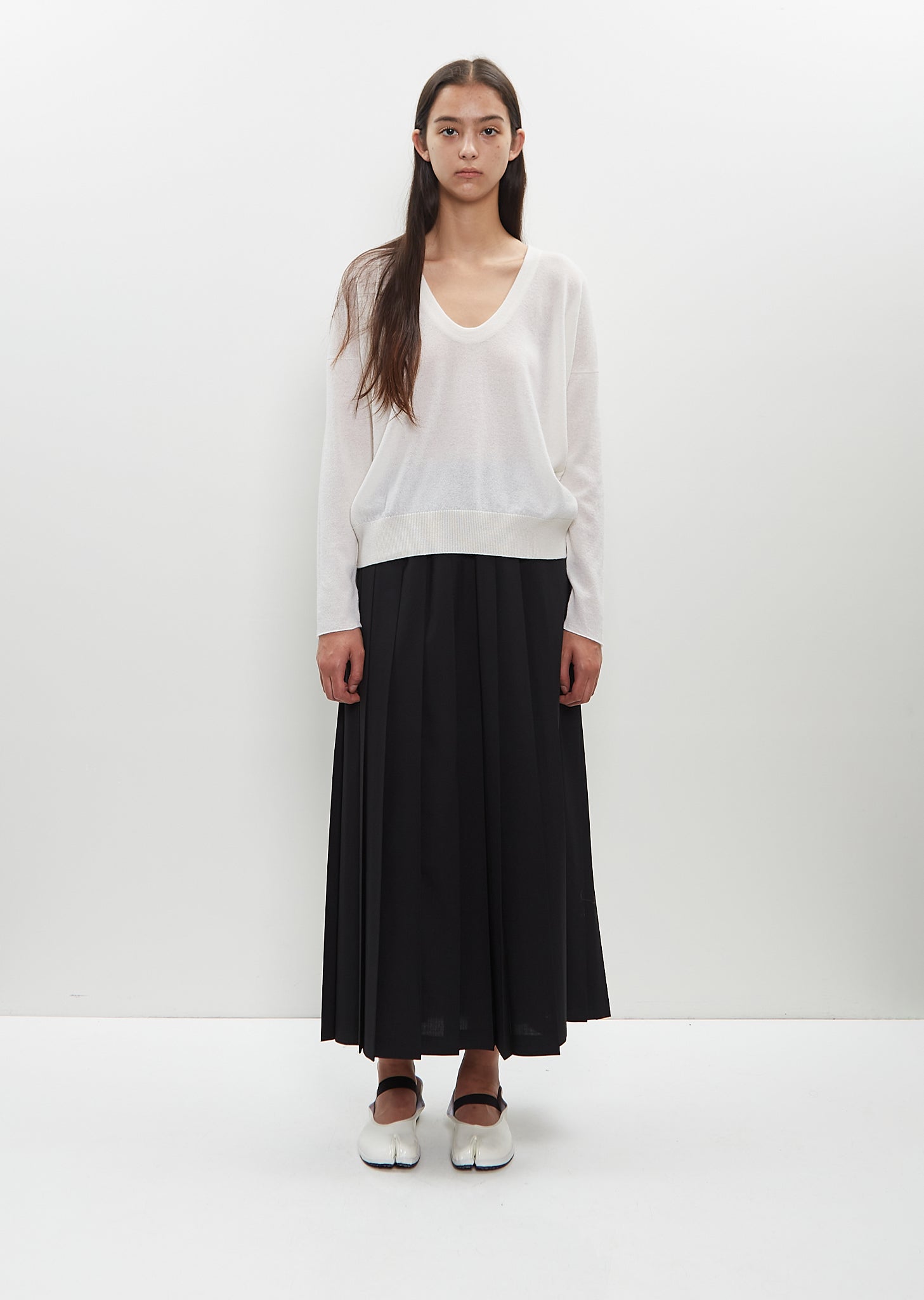 Begg X Co Aarons Scoop V Sweater In Ice White