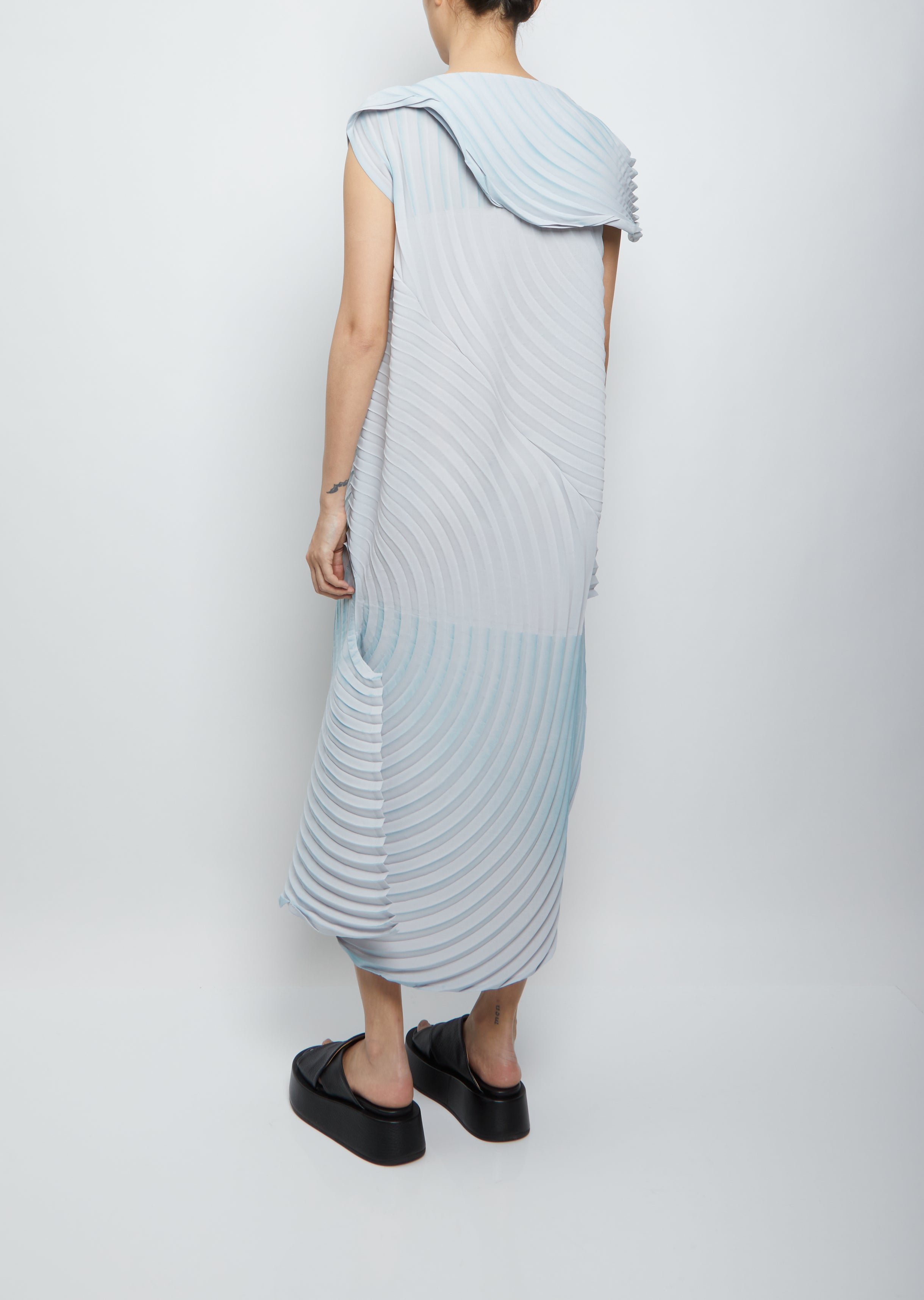 Silence Pleats Dress — Light Gray – La Garçonne