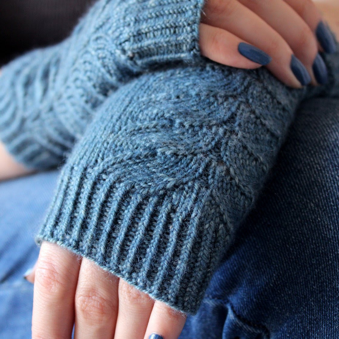 Keechan mitts by Liz Corke